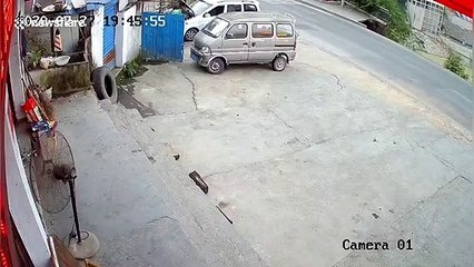 Un trottoir s'effondre sous deux piétons