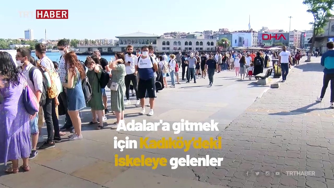 Kadıköy İskelesi'nde sosyal mesafesiz Adalar kuyruğu