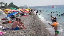 Antalya sahillerinde eskiye dönüş...Tatilciler akın etti, pandemi döneminde ilk kez bu kadar yoğunluk görüldü