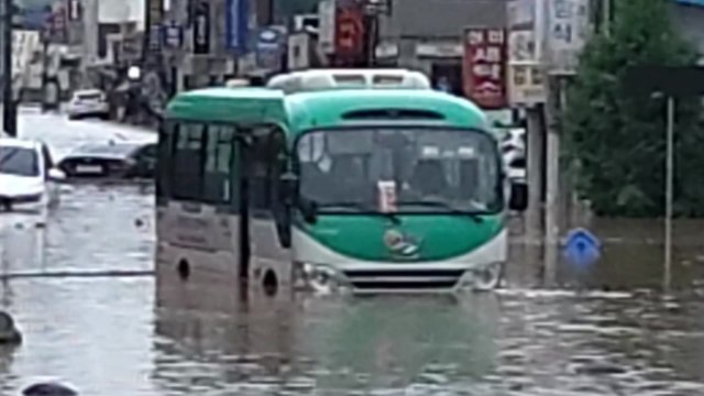 장마에 태풍까지, 중부 300mm 물 폭탄...호우 비상 / YTN