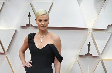 Charlize Theron brinca que está 'comprometida consigo mesma'