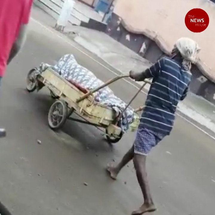 Watch: Body of a COVID-19 patient being taken to the cremation grounds in a four-wheel barrow