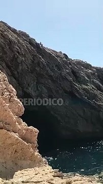 Ce touriste plonge d'une falaise de 70 mètres de haut mais il échappe de peu au pire !