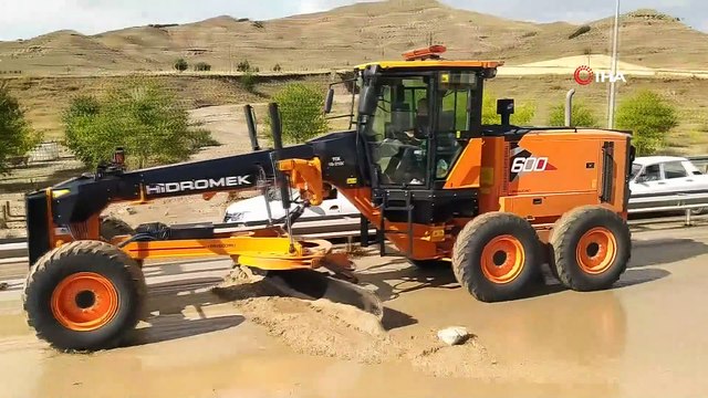 Sivas-Ankara karayolunda taşkın nedeniyle ulaşım aksadı