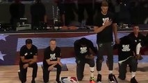 Meyers Leonard escucha parado el himno de Estados Unidos.