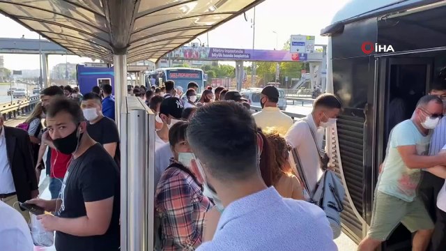 Küçükçekmece metrobüs durağında dikkat çeken yoğunluk