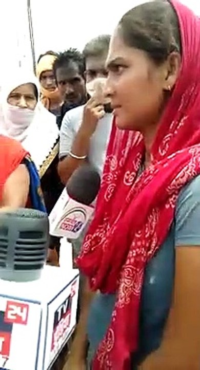 शराब के ठेकों को बंद कराने को लेकर महिलाओं ने किया रोड जाम
