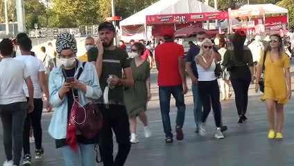 İstiklal Caddesi'nde dikkat çeken bayram yoğunluğu