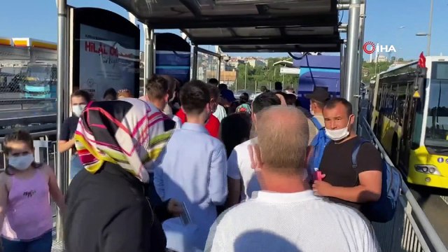 Küçükçekmece metrobüs durağında dikkat çeken yoğunluk