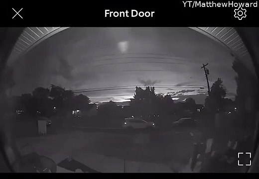 Regardez qui vient sonner à la porte en pleine nuit... Clown cauchemardesque