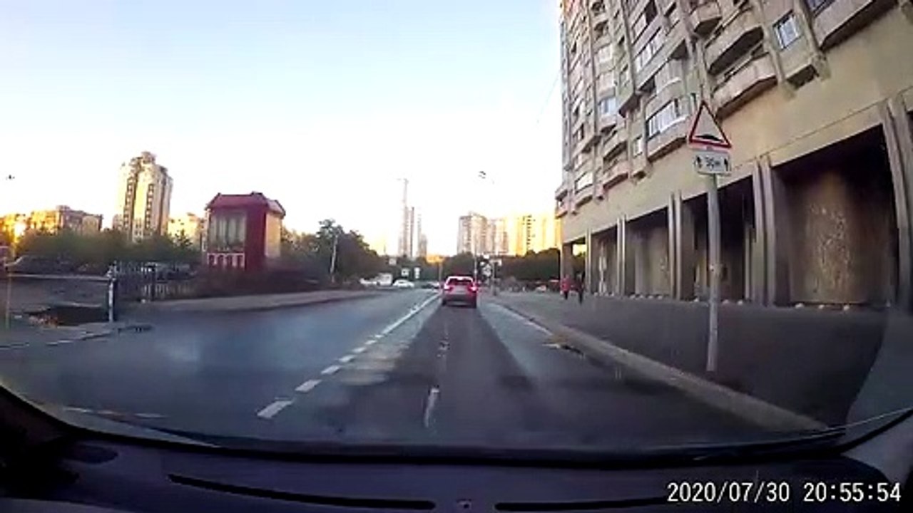 Un tuyau d'eaux usées explose et crée un énorme geyser