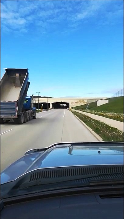 Ce camion a oublié de baisser sa remorque... Attention au tunnel