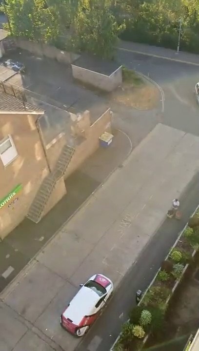 Il jette un mouchoir mouillé du 7ème étage direct sur la tête de son pote... paaaaf