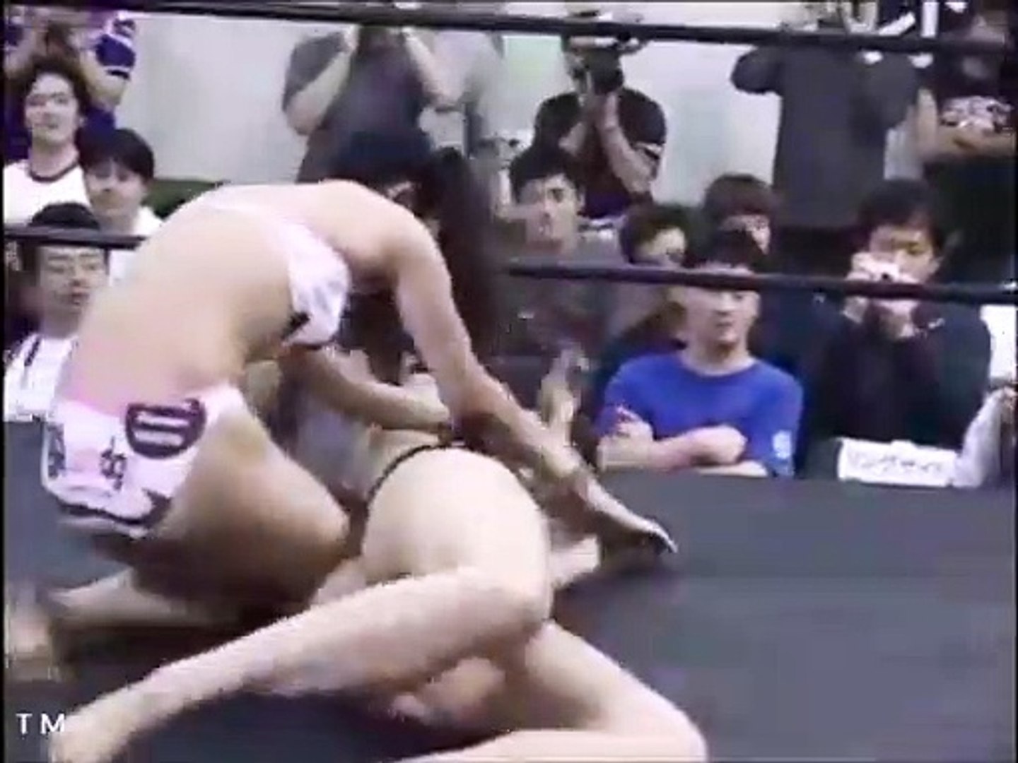 Japanese female wrestling: Black vs Pink