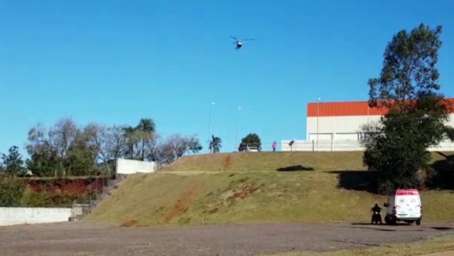 Vítima de grave acidente na rodovia BR-163 é transportada a Cascavel com o helicóptero do Consamu