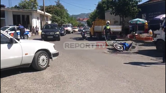 Report TV - 'Benz-i' përplas motorin te ura e Shkumbinit, dërgohet me urgjencë në spital 45-vjeçari