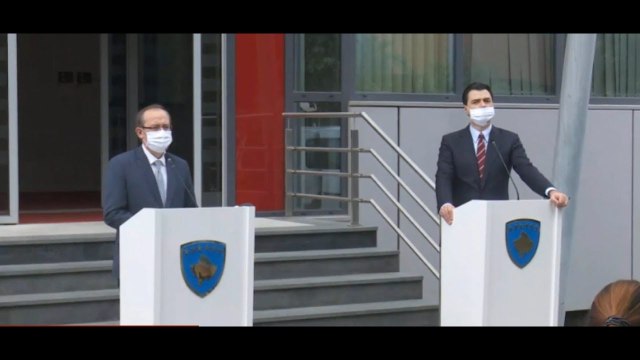 Report TV - Basha në Kosovë: Kur të vij në pushtet do të heq tarifën në Rrugën e Kombit