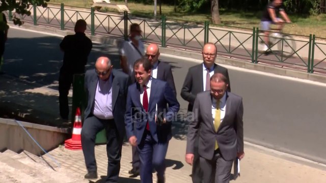 Rama me maske, mblidhet Keshilli Politik | Lajme - News