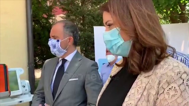 Ora News - Paketa e katërt e ndihmës nga BE: Soreca dorëzon pajisje mjekësore në spitalin Covid 4