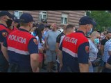 Ora News - Artistët dhe pronarët e club-ve në protestë para kryeministrisë, përballen me policinë