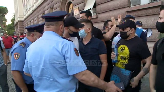 Top News - Procedohen 12 persona/ Protesta kundër mbylljes së klubeve