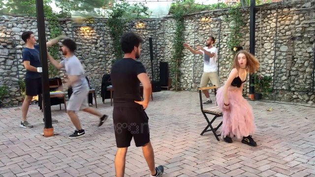 Protestë kundër dhunës seksuale: Ema Andrea çon në Shkodër shfaqjen ”Lojra në oborrin e pasëm”