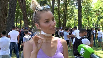 Protesta artistëve/ U mblodhën para kryeministrisë për të kundërshtuar vendimin që s'lejon muzikën