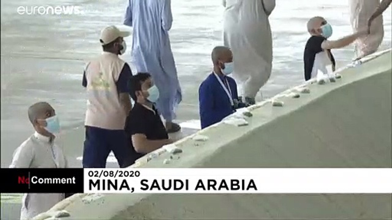 شاهد: حجاج بيت الله الحرام يرمون الجمرات ويغادر...