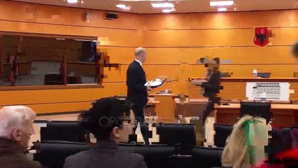 Ora News - Gjin Gjoni i shmanget vettingut dhe jep dorëheqjen: Trupa gjykuese lidhje me politikën