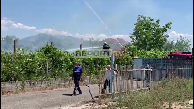 Zjarr në oborrin e banesës në Fushë Krujë, rrezikohen shtëpitë ngjitur! Zjarrfikësit hipin mbi avlli
