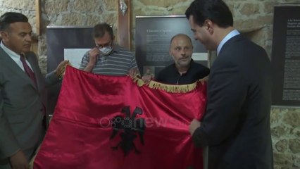 Basha nderon figurat historike, pasardhësi i Isa Boletinit i dhuron flamurin e ngritur në 1912