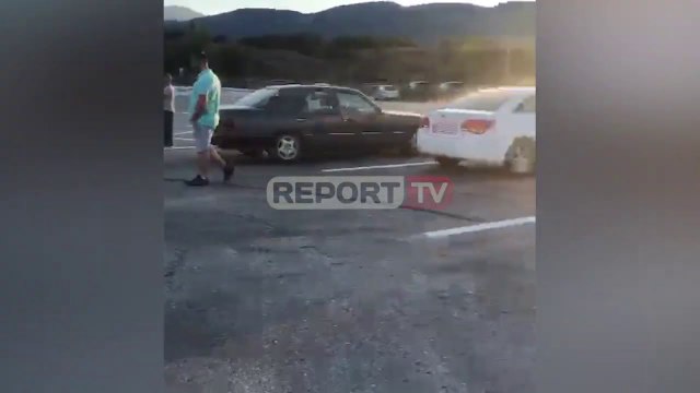 Report TV -Greqia probleme me sistemin, shqiptarët dhe të huajt mbesin të bllokuar në kufi