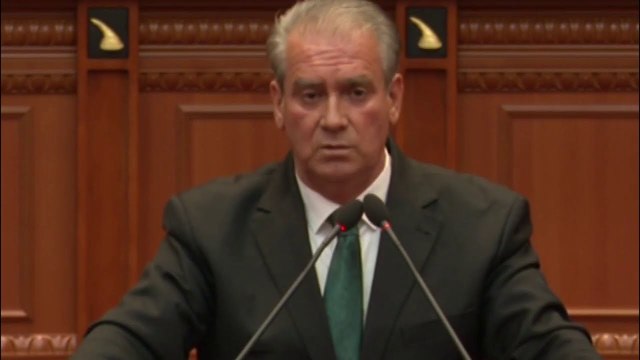 Alimadhi ankohet per gjobat e makines jashte parlamentit, nervozohet Ruci