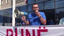 Ora News - Naftëtarët e Ballshit në protestë para bashkisë Mallakastër: Balluku të ikë nga puna