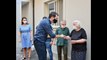 Report TV - Tërmeti i la pa shtëpi, Veliaj i jep çelsat e godinës së re familjes së 81-vjeçares