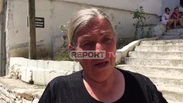 Hajdutët u futën nga dritarja e tualetit dhe i grabitën, e moshuara në Gjirokastër: Më kapi për fyti