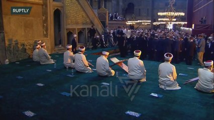 MUSLIMANET NE TURQI FALIN NAMAZIN E XHUMASE NE SHEN SOFI PAS 86 VJETESH - News, Lajme - Kanali 7