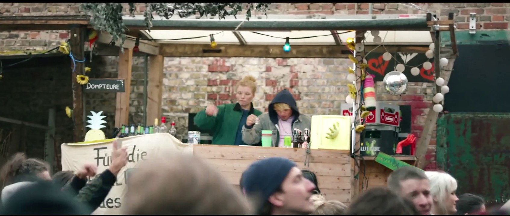 UND MORGEN DIE GANZE WELT Film Trailer