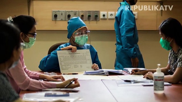 Petugas kesehatan memberikan pengarahan dan evaluasi kepada relawan saat simulasi uji klinis vaksin COVID-19 di Fakultas Kedokteran Universitas Padjadjaran, Bandung, Jawa Barat.