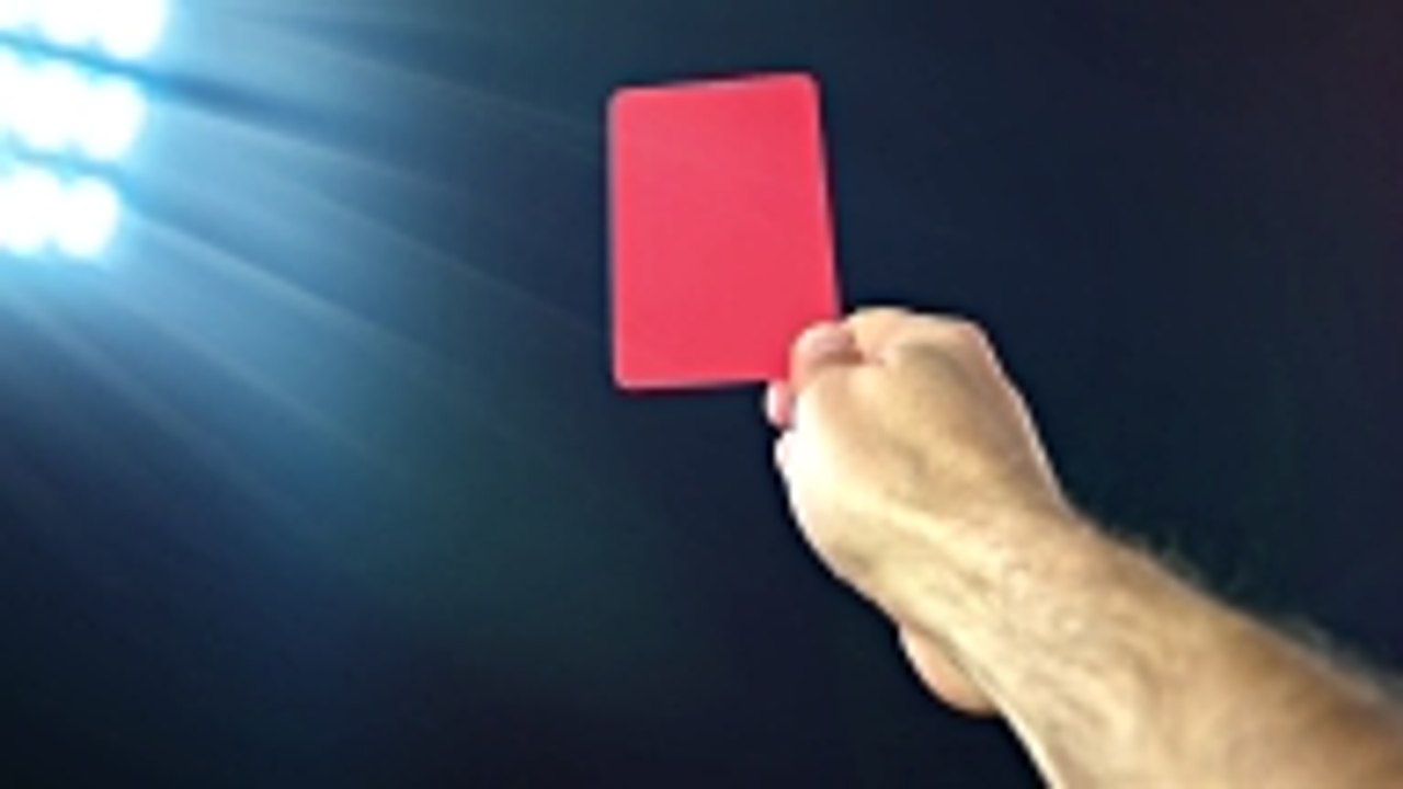 Tousser volontairement sur un joueur ou un arbitre désormais passible d'un carton rouge