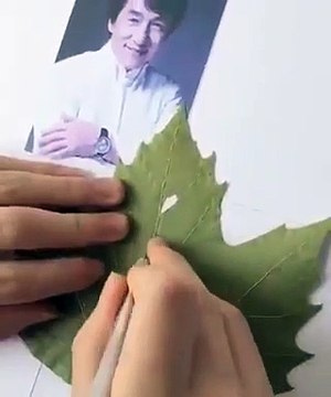 Un portrait de Jackie Chan réalisé avec une feuille d’érable