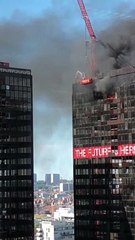 Incendie en cours sur le toit de l'une des tours du "World Trade Center" à Bruxelles - Les pompiers en cours d'intervention