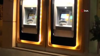 ATM'ye düzenek yerleştirip çok sayıda kartı boşalttılar