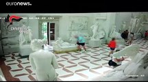 Italie : un touriste indélicat endommage une statue, la vidéosurveillance le piège