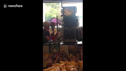 US man refuses to wear mask in California supermarket