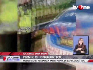 Satu Keluarga Piknik di Bahu Jalan Tol Cipali
