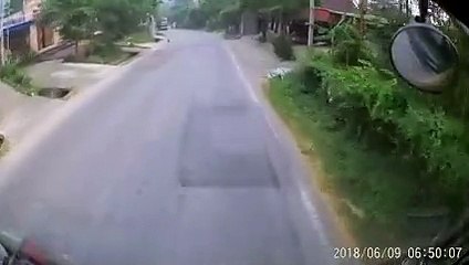 Baby Runs onto Road __ ViralHog_low