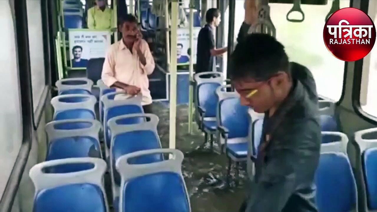 जयपुर : रामगढ़ मोड़ पर बारिश से जलभराव, चलती लो-फ्लोर बस में घुसा बारिश का पानी