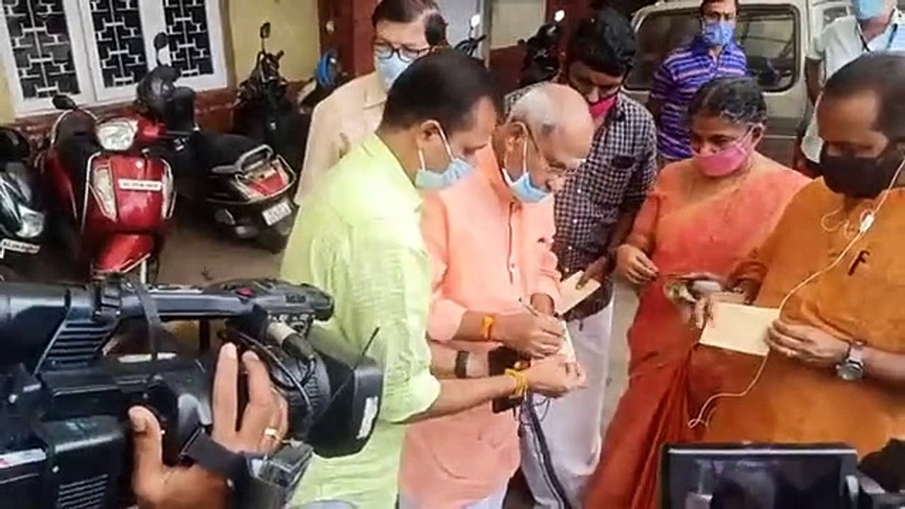 മുഖ്യമന്ത്രി രാജിവെയ്ക്കണമെന്നാവശ്യപ്പെട്ട് ബി ജെ പി യുടെ പോസ്റ്റ് കാർഡ് ക്യാമ്പയിൻ തിരുവനന്തപുരം ജില്ലാതല ഉദ്ഘാടനം ഒ രാജഗോപാൽ എംഎൽഎ നിർവഹിക്കുന്നു.