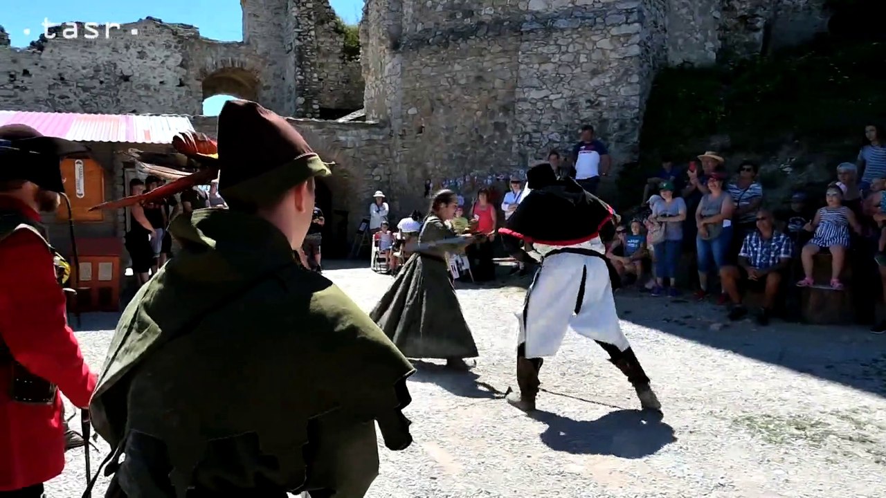 Na Čachtický hrad vás odvezie Báthory- turistický vlak